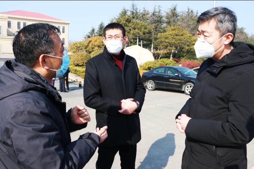 共同戰(zhàn)疫情，慰問(wèn)顯大愛(ài)！嶗山區(qū)建筑業(yè)協(xié)會(huì)會(huì)長(zhǎng)袁永林等慰問(wèn)青島高速疫情防控工作人員(圖1)