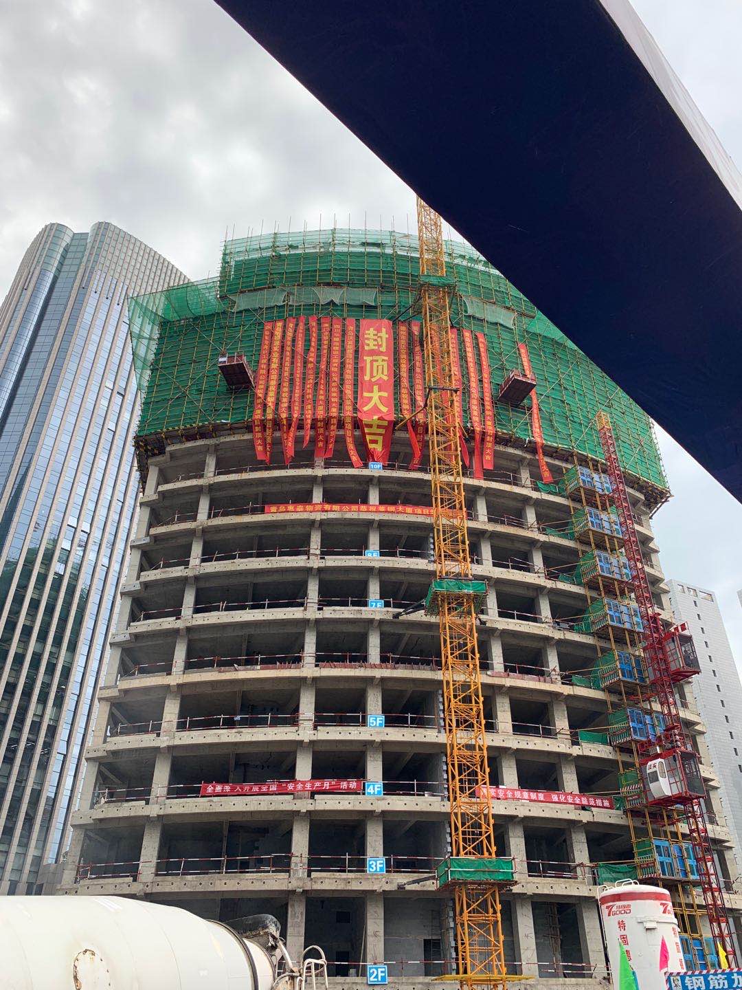 中建聯(lián)合|萊鋼大廈萊鋼綜合商務(wù)寫(xiě)字樓項(xiàng)目順利封頂！(圖1)