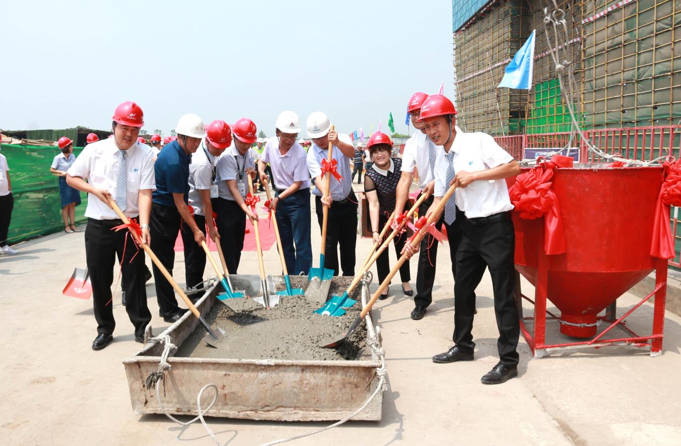 中建聯(lián)合|匠心筑精品-青島空港綜合保稅區(qū)服務(wù)中心項目順利封頂(圖2)