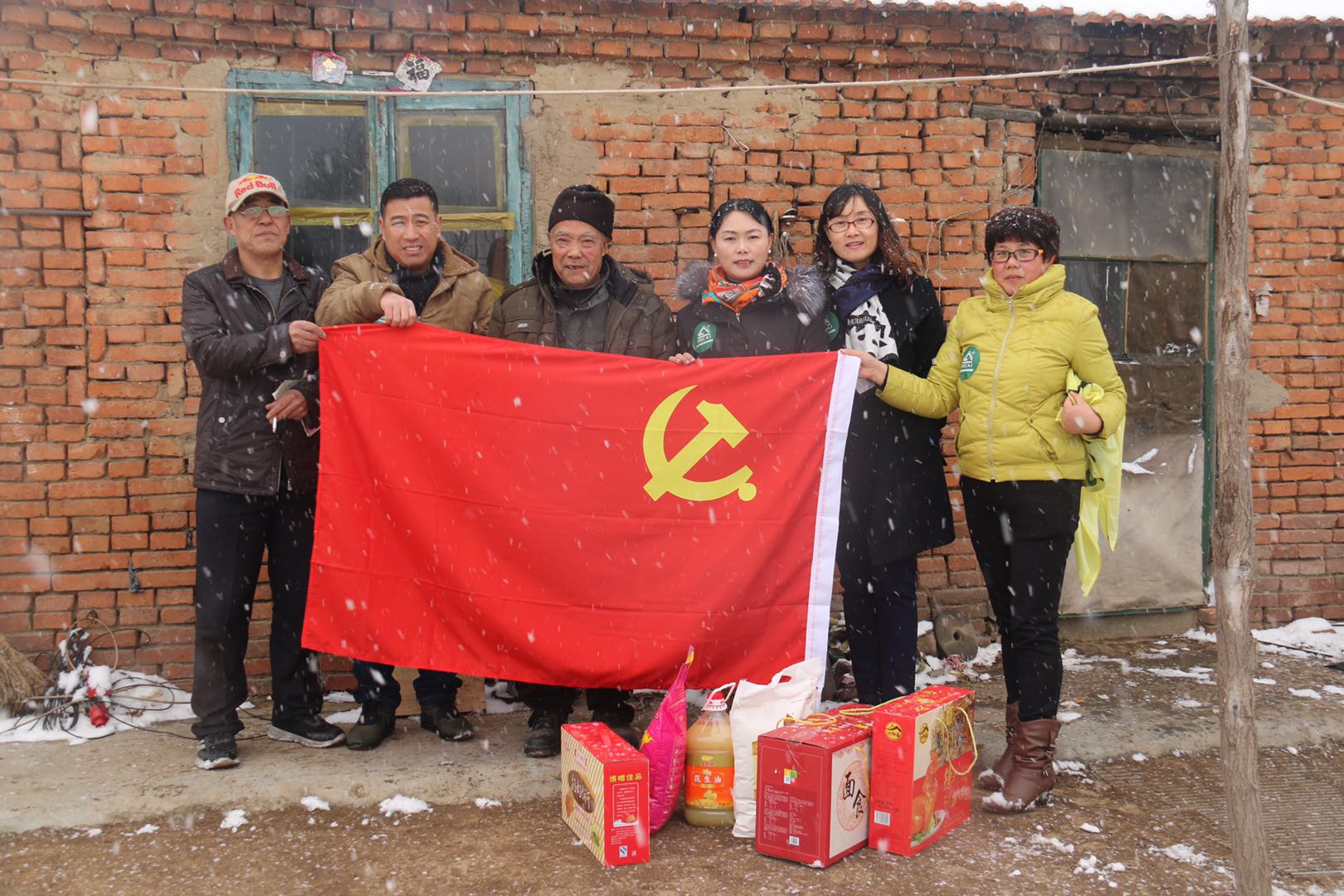 雪中送溫暖  情誼暖人心——公司開展貧困群眾慰問活動(dòng)(圖4)