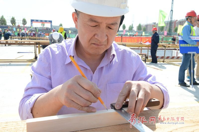 比速度拼質(zhì)量！青島農(nóng)民工建筑技能大比拼(圖1)