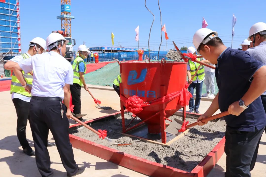 獻(xiàn)禮第38個(gè)教師節(jié)，中建聯(lián)合承建的新三屯小學(xué)綜合樓正式封頂(圖3)