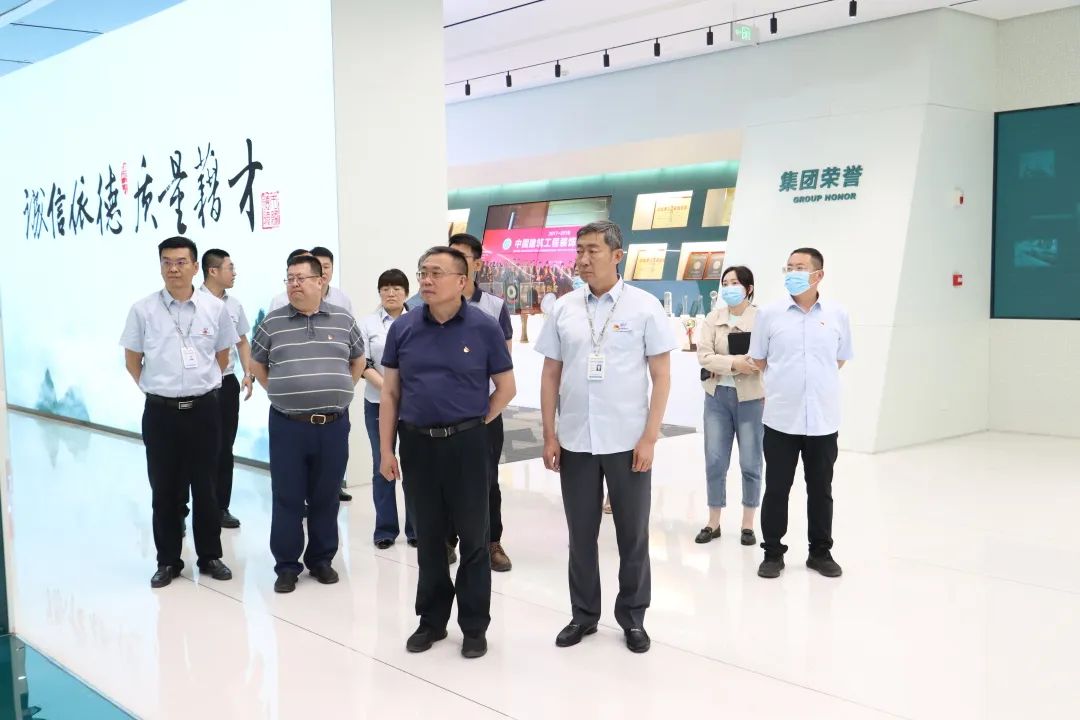 市建管中心一行蒞臨中建聯(lián)合考察并召開(kāi)“先鋒住建·支部圓桌會(huì)”(圖2)