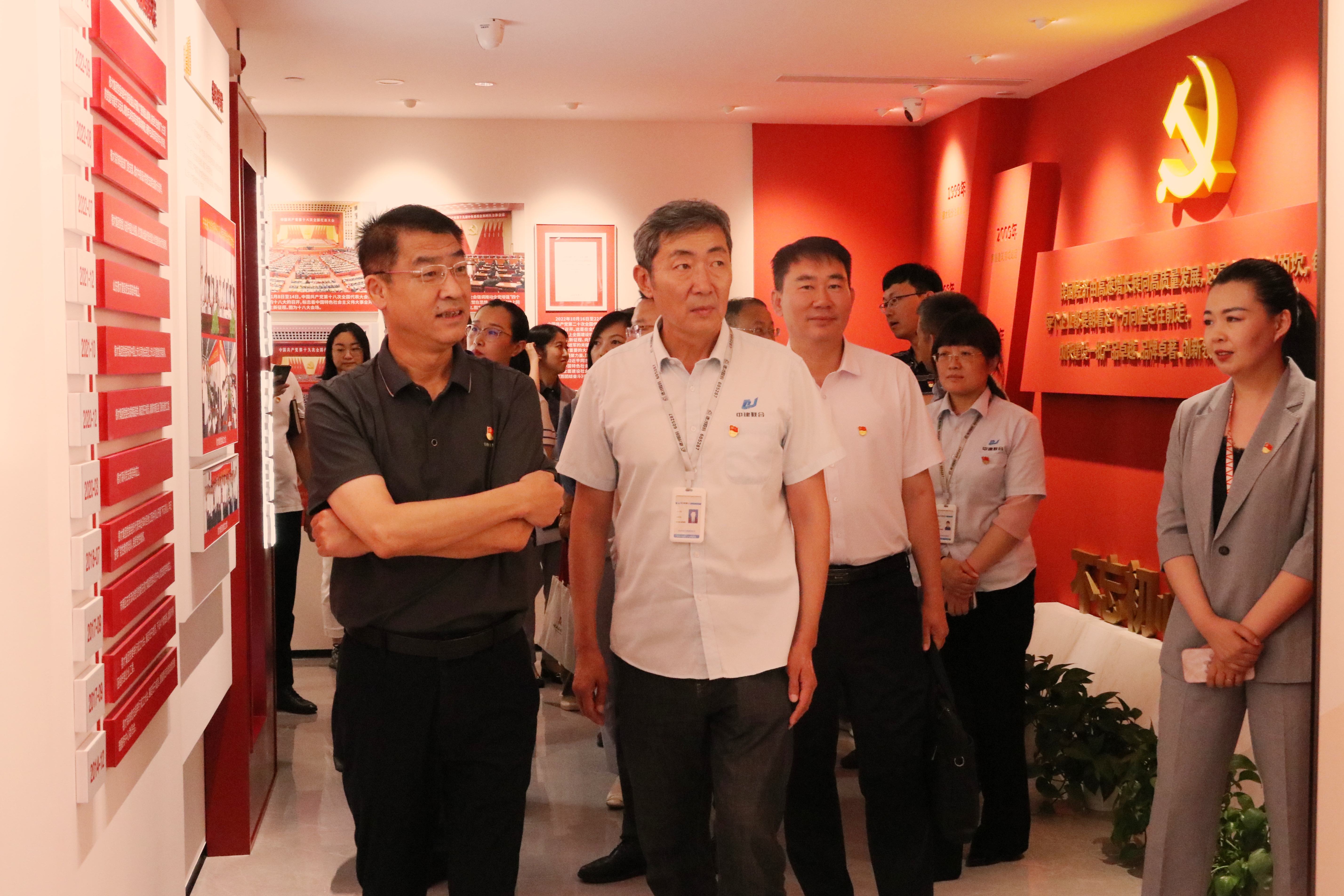 嶗山區(qū)建筑行業(yè)黨委“強(qiáng)黨性、嚴(yán)紀(jì)律、迎七一”先鋒住建·支部圓桌會(huì)在中建聯(lián)合順利召開(圖3)